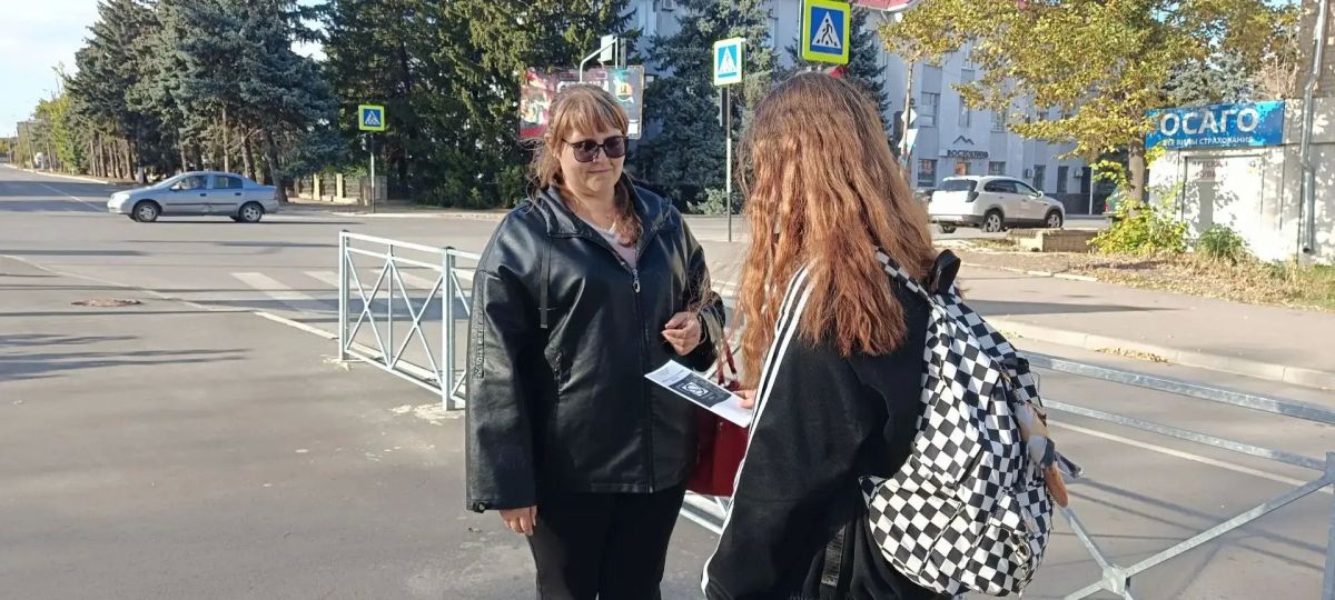 Межведомственный рейд. В Ровеньках в центре города состоялся межведомственный рейд, организованный отделом культуры и спорта Администрации совместно с сотрудниками «Семейного центра» и ОМВД России «Ровеньковский» Межведомственный рейд. В Ровеньках в центре города состоялся межведомственный рейд, организованный отделом культуры и спорта Администрации совместно с сотрудниками «Семейного центра» и ОМВД России «Ровеньковский»