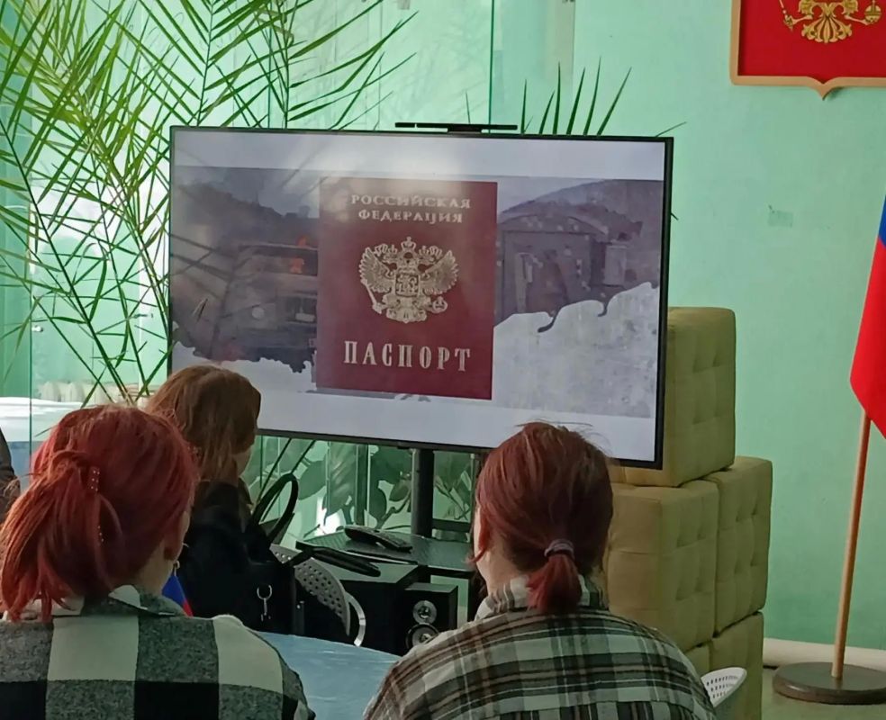 В Кировском историко-художественном музее для учащихся Кировского транспортного техникума состоялось познавательное мероприятие «Горжусь тобой, моя Россия», посвящённое Дню воссоединения ДНР, ЛНР, Запорожской и Херсонской... В Кировском историко-художественном музее для учащихся Кировского транспортного техникума состоялось познавательное мероприятие «Горжусь тобой, моя Россия», посвящённое Дню воссоединения ДНР, ЛНР, Запорожской и Херсонской...
