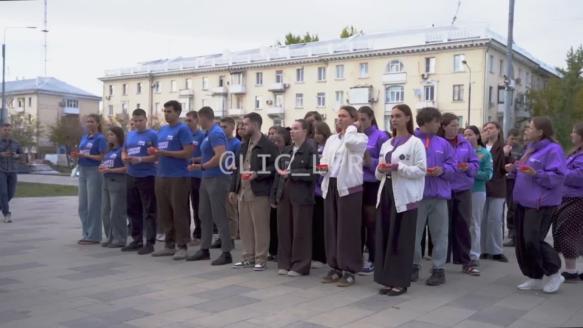 Сердца и свечи: молодежь Луганска почтила память участников СВО