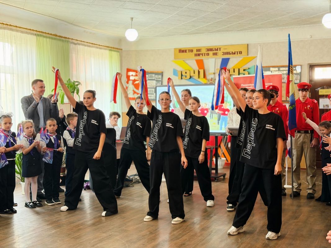 Первоклассники Лутугинской школы №1 вступили в «Орлята России» Первоклассники Лутугинской школы №1 вступили в «Орлята России»