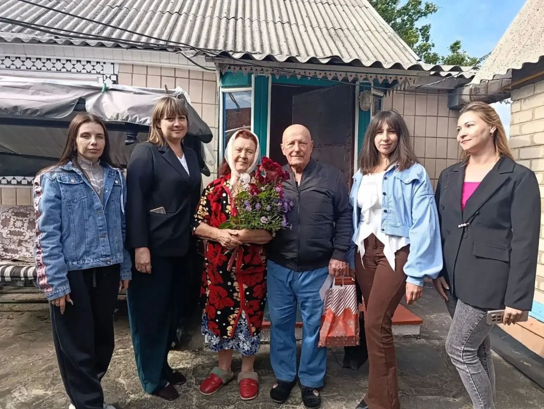 В пгт Ясеновский и пгт Пролетарский с теплом и заботой прошла акция «От сердца к сердцу», приуроченная ко Дню пожилого человека