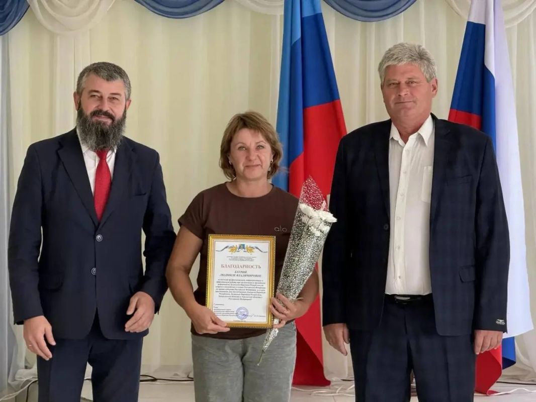 Олег Савченко: В преддверии Дня воссоединения Донецкой Народной Республики, Луганской Народной Республики, Запорожской области и Херсонской области с Российской Федерацией принял участие в торжественном награждении членов... Олег Савченко: В преддверии Дня воссоединения Донецкой Народной Республики, Луганской Народной Республики, Запорожской области и Херсонской области с Российской Федерацией принял участие в торжественном награждении членов...