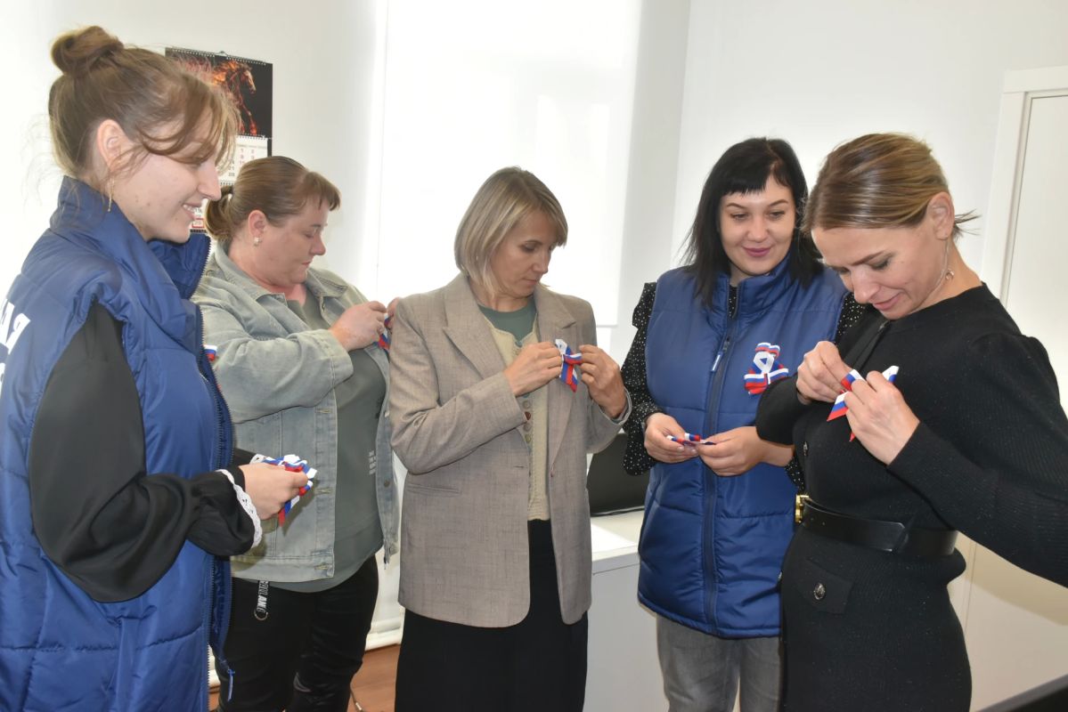 В Новопскове прошла акция «С Россией навсегда» В Новопскове прошла акция «С Россией навсегда»