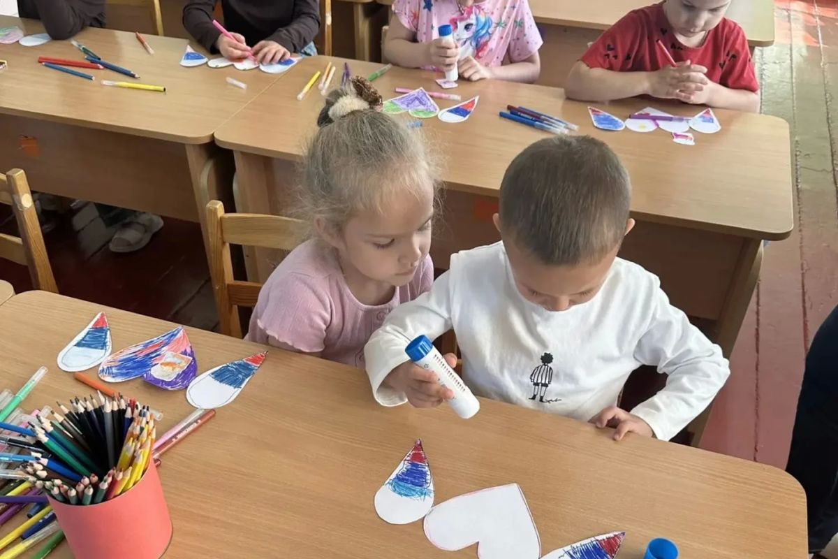 Сотрудники Меловского центрального Дома культуры провели мастер-класс по изготовлению тематических открыток ко Дню воссоединения Луганской Народной Республики с Российской Федерацией для воспитанников Меловского ясли-сада... Сотрудники Меловского центрального Дома культуры провели мастер-класс по изготовлению тематических открыток ко Дню воссоединения Луганской Народной Республики с Российской Федерацией для воспитанников Меловского ясли-сада...