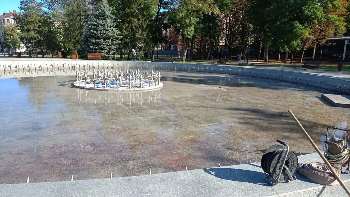 В сквере Молодой гвардии начато заполнение фонтана водой для проведения технических испытаний после ремонта В сквере Молодой гвардии начато заполнение фонтана водой для проведения технических испытаний после ремонта