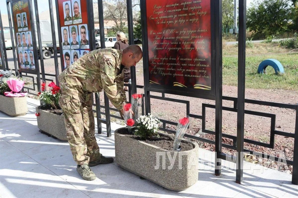 В Свердловске открыли аллею Славы погибшим воинам СВО В Свердловске открыли аллею Славы погибшим воинам СВО