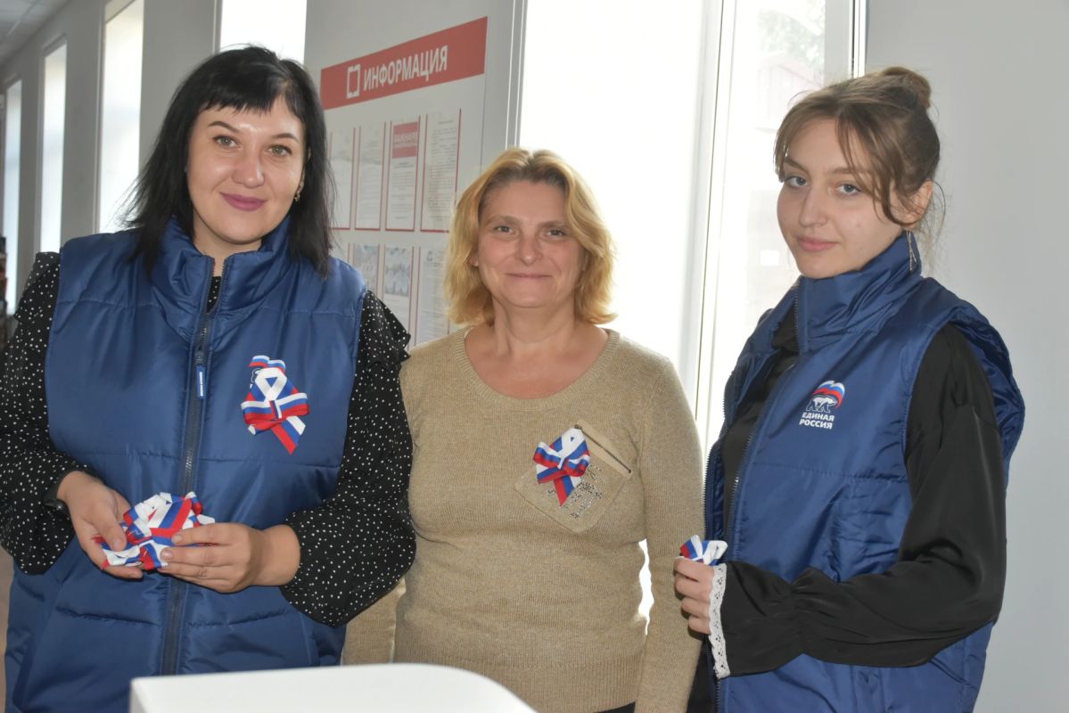 В Новопскове прошла акция «С Россией навсегда» В Новопскове прошла акция «С Россией навсегда»