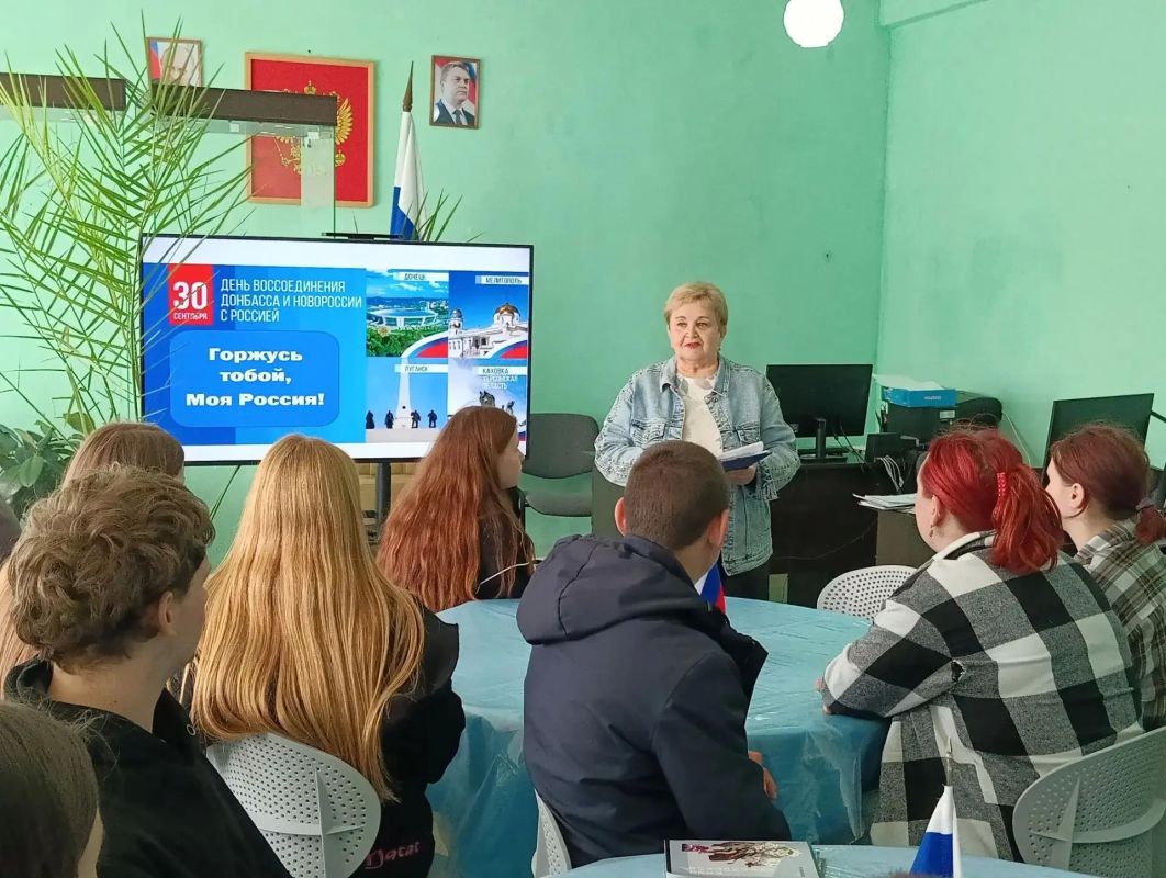 В Кировском историко-художественном музее для учащихся Кировского транспортного техникума состоялось познавательное мероприятие «Горжусь тобой, моя Россия», посвящённое Дню воссоединения ДНР, ЛНР, Запорожской и Херсонской... В Кировском историко-художественном музее для учащихся Кировского транспортного техникума состоялось познавательное мероприятие «Горжусь тобой, моя Россия», посвящённое Дню воссоединения ДНР, ЛНР, Запорожской и Херсонской...
