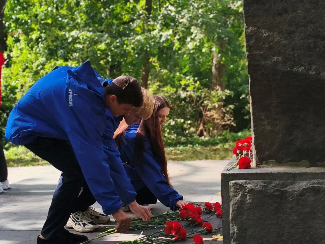 Ровеньки помнят. 84 года подвигу «Молодой гвардии» Ровеньки помнят. 84 года подвигу «Молодой гвардии»