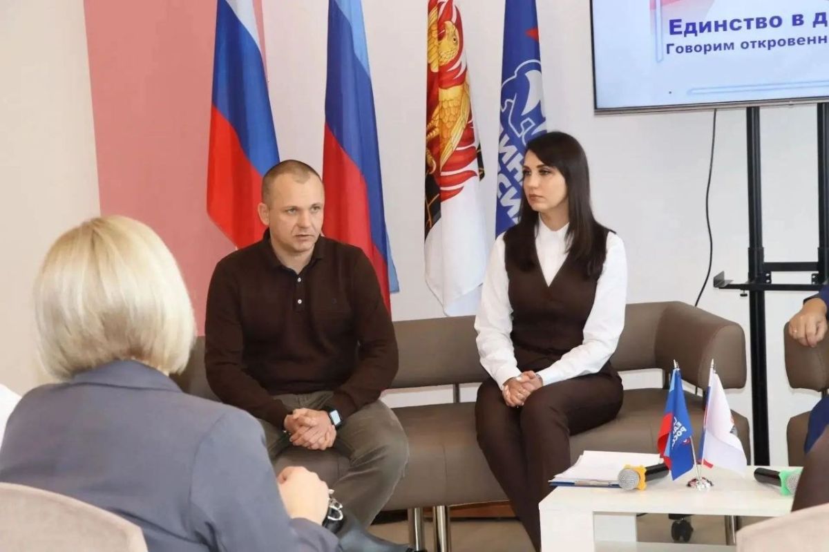 Единороссы провели встречу с представителями бизнеса Единороссы провели встречу с представителями бизнеса