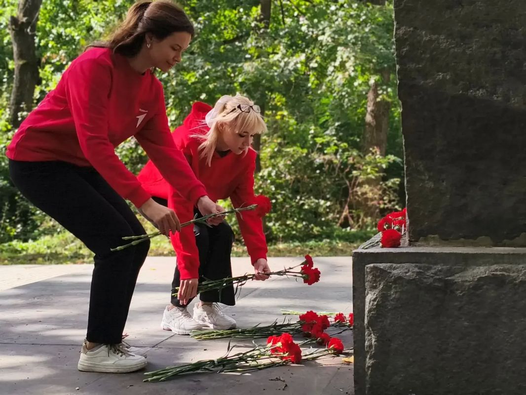 Ровеньки помнят. 84 года подвигу «Молодой гвардии» Ровеньки помнят. 84 года подвигу «Молодой гвардии»