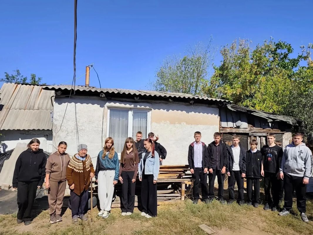 Ребята из волонтерского отряда «Надежда» помогают пожилым людям поселка пгт Михайловка Ребята из волонтерского отряда «Надежда» помогают пожилым людям поселка пгт Михайловка