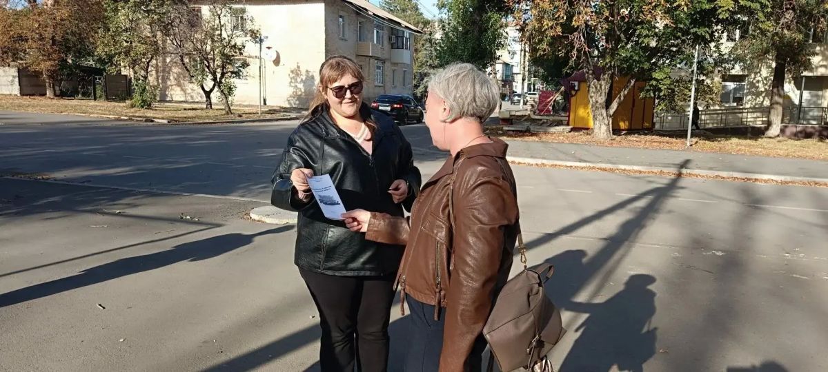 Межведомственный рейд. В Ровеньках в центре города состоялся межведомственный рейд, организованный отделом культуры и спорта Администрации совместно с сотрудниками «Семейного центра» и ОМВД России «Ровеньковский» Межведомственный рейд. В Ровеньках в центре города состоялся межведомственный рейд, организованный отделом культуры и спорта Администрации совместно с сотрудниками «Семейного центра» и ОМВД России «Ровеньковский»