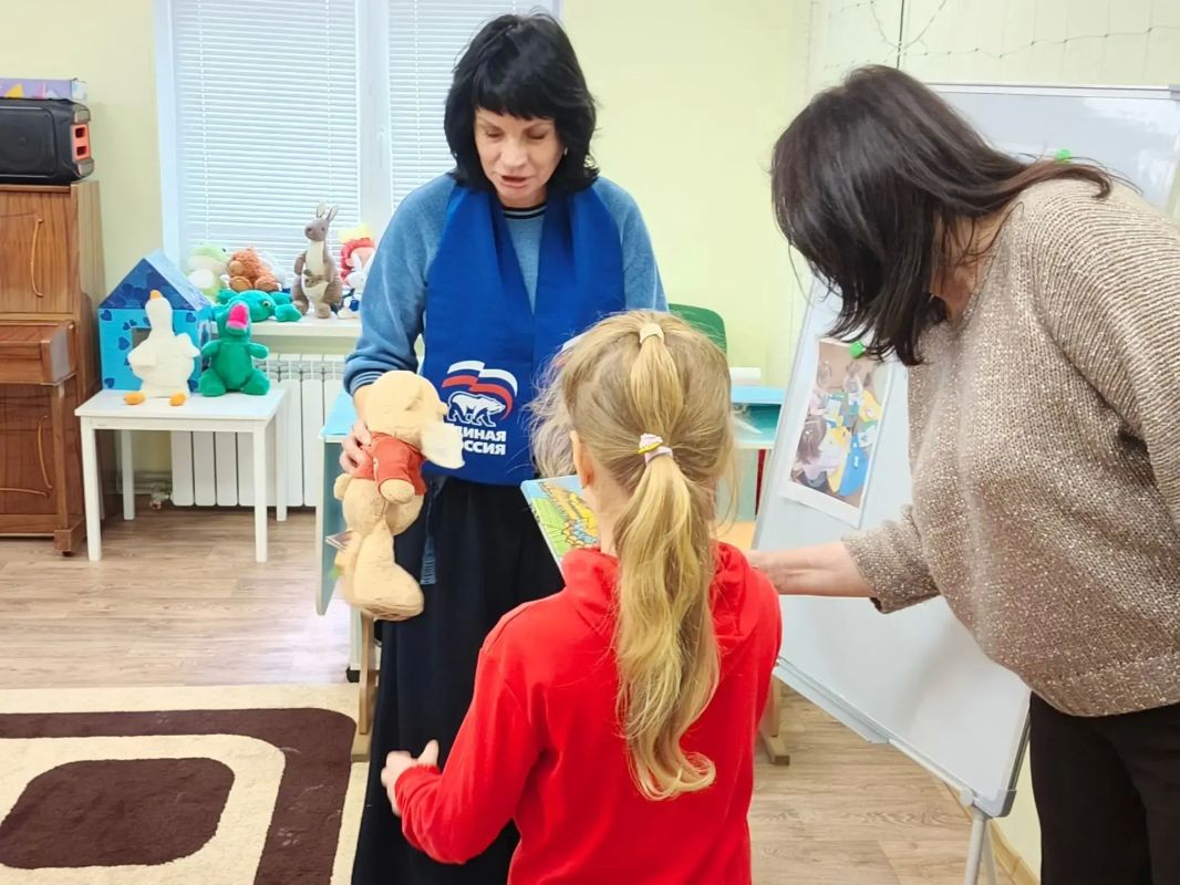 Рубежанские единороссы передали подарки, собранные в рамках акции «Коробка храбрости» Рубежанские единороссы передали подарки, собранные в рамках акции «Коробка храбрости»