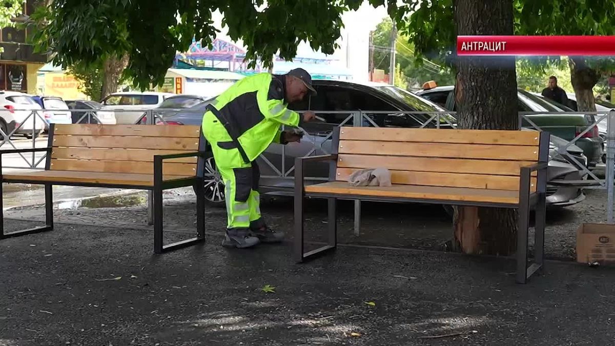 В Антраците установили 15 новых лавочек и урн