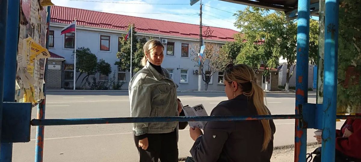 Межведомственный рейд. В Ровеньках в центре города состоялся межведомственный рейд, организованный отделом культуры и спорта Администрации совместно с сотрудниками «Семейного центра» и ОМВД России «Ровеньковский»