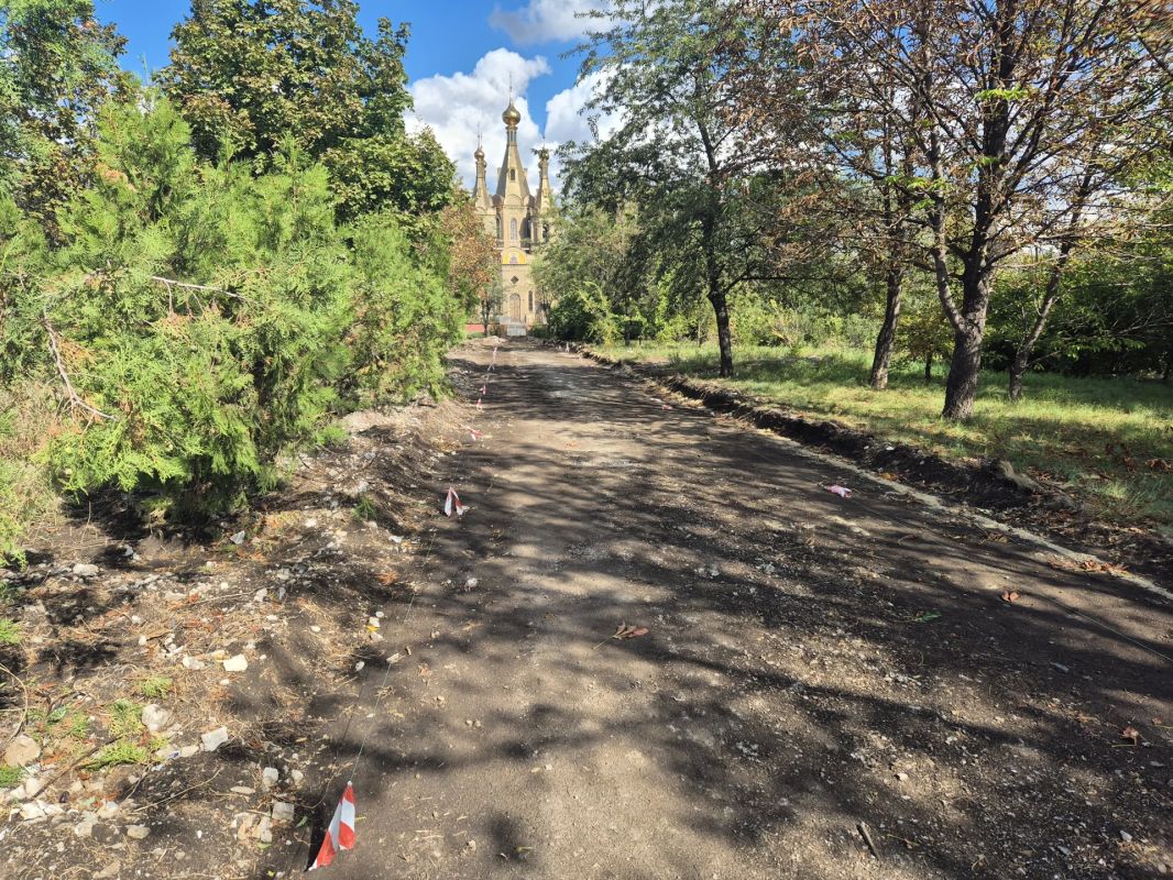 В Алчевске продолжается благоустройство сквера 2 Сентября по Народной программе В Алчевске продолжается благоустройство сквера 2 Сентября по Народной программе