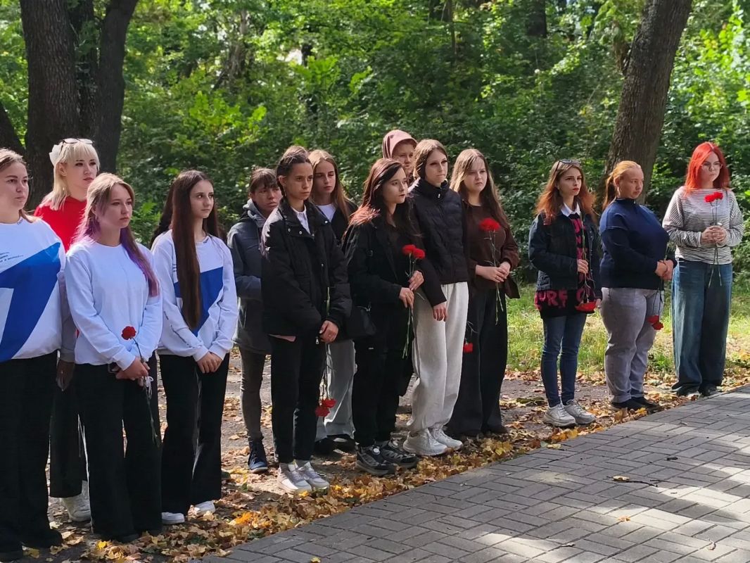 Ровеньки помнят. 84 года подвигу «Молодой гвардии» Ровеньки помнят. 84 года подвигу «Молодой гвардии»