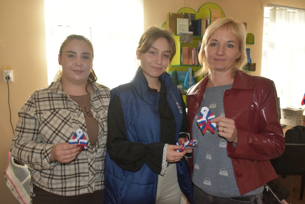 В Новопскове прошла акция «С Россией навсегда» В Новопскове прошла акция «С Россией навсегда»
