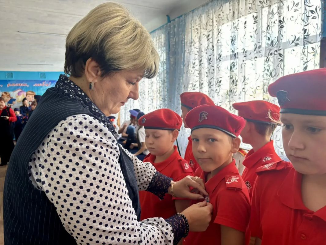 В Ровеньках состоялось торжественное посвящение первоклассников в ряды «Орлят России»! В Ровеньках состоялось торжественное посвящение первоклассников в ряды «Орлят России»!