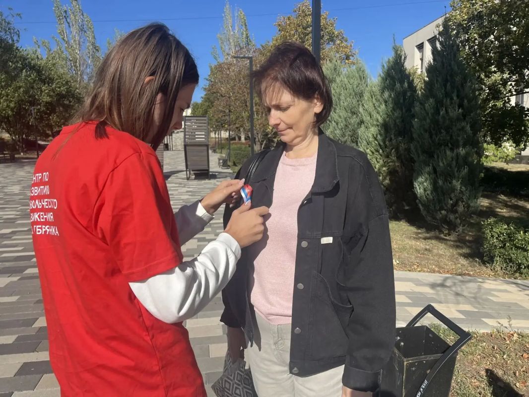 В Брянке прошла патриотическая акция ко Дню воссоединения: волонтёры раздали горожанам ленты триколора В Брянке прошла патриотическая акция ко Дню воссоединения: волонтёры раздали горожанам ленты триколора
