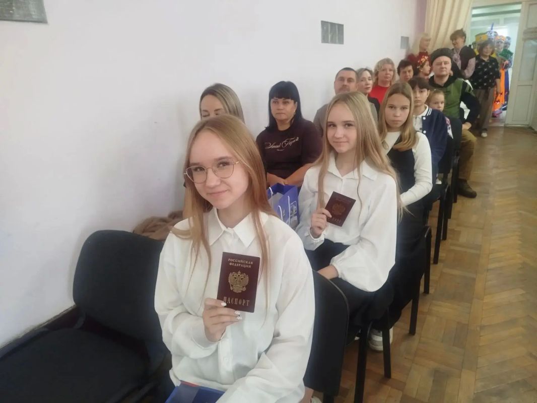 В ДК имени Октябрьской революции торжественным концертом отметили 4 годовщину воссоединения Луганской и Донецкой Народных Республик, Херсонской и Запорожской областей с Российской Федерацией В ДК имени Октябрьской революции торжественным концертом отметили 4 годовщину воссоединения Луганской и Донецкой Народных Республик, Херсонской и Запорожской областей с Российской Федерацией
