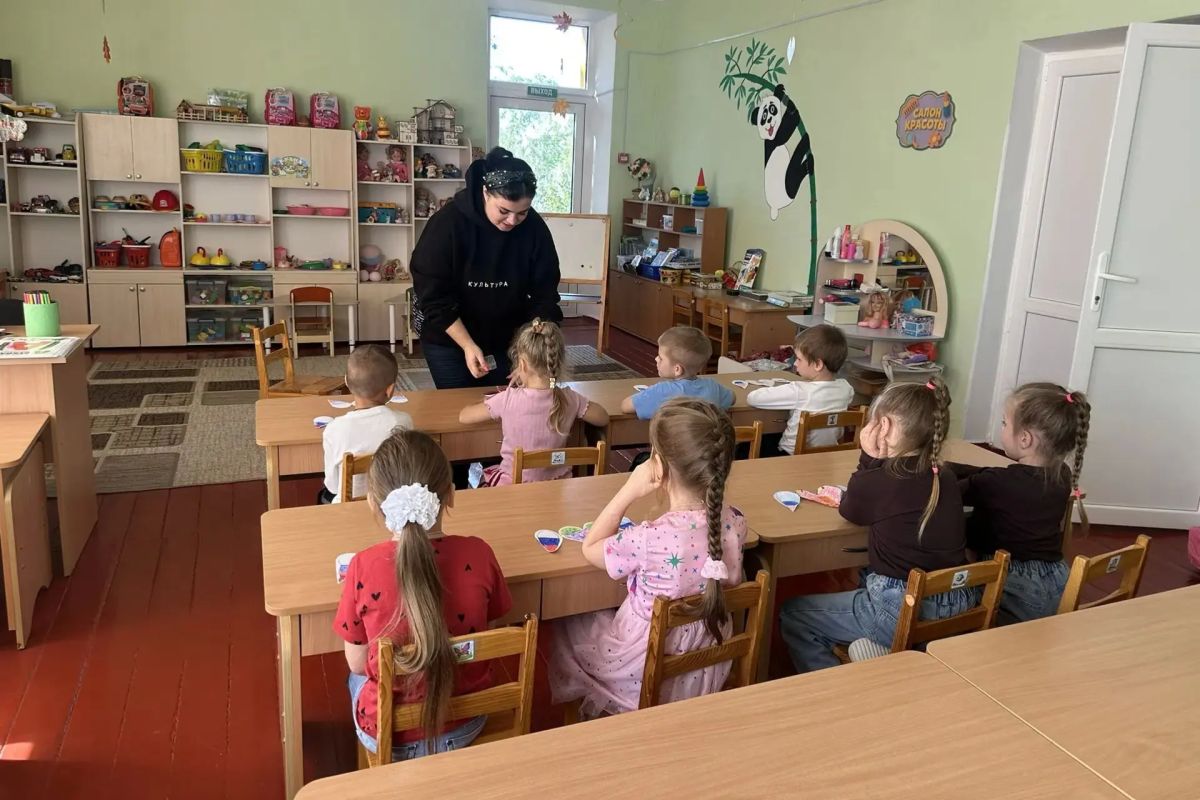 Сотрудники Меловского центрального Дома культуры провели мастер-класс по изготовлению тематических открыток ко Дню воссоединения Луганской Народной Республики с Российской Федерацией для воспитанников Меловского ясли-сада... Сотрудники Меловского центрального Дома культуры провели мастер-класс по изготовлению тематических открыток ко Дню воссоединения Луганской Народной Республики с Российской Федерацией для воспитанников Меловского ясли-сада...