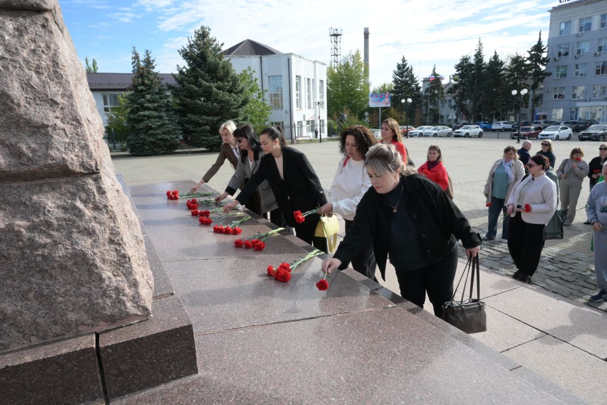 В Краснодоне почтили память молодогвардейцев В Краснодоне почтили память молодогвардейцев
