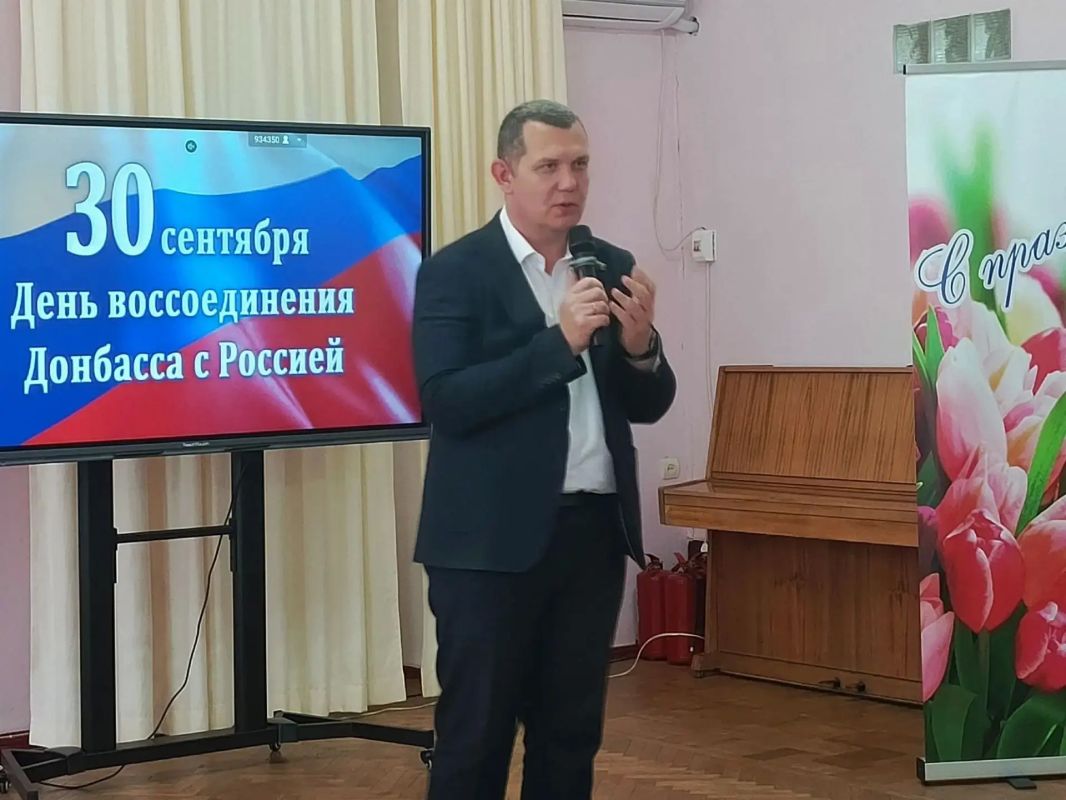 В ДК имени Октябрьской революции торжественным концертом отметили 4 годовщину воссоединения Луганской и Донецкой Народных Республик, Херсонской и Запорожской областей с Российской Федерацией