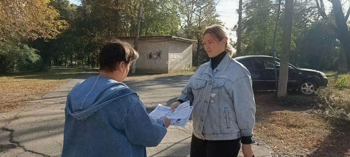 Межведомственный рейд. В Ровеньках в центре города состоялся межведомственный рейд, организованный отделом культуры и спорта Администрации совместно с сотрудниками «Семейного центра» и ОМВД России «Ровеньковский» Межведомственный рейд. В Ровеньках в центре города состоялся межведомственный рейд, организованный отделом культуры и спорта Администрации совместно с сотрудниками «Семейного центра» и ОМВД России «Ровеньковский»