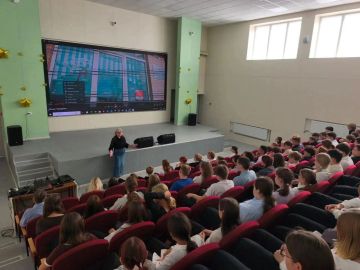 "Киноуроки в школах России": в Стаханове начал работу новый формат воспитательной работы