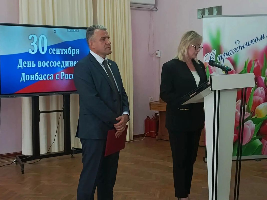 В ДК имени Октябрьской революции торжественным концертом отметили 4 годовщину воссоединения Луганской и Донецкой Народных Республик, Херсонской и Запорожской областей с Российской Федерацией В ДК имени Октябрьской революции торжественным концертом отметили 4 годовщину воссоединения Луганской и Донецкой Народных Республик, Херсонской и Запорожской областей с Российской Федерацией