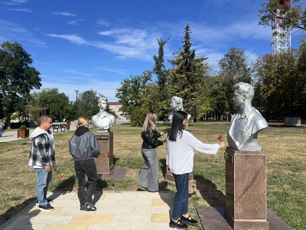 В день образования «Молодой гвардии» участники Молодежного совета Управления возложили цветы к памятнику юным подпольщикам В день образования «Молодой гвардии» участники Молодежного совета Управления возложили цветы к памятнику юным подпольщикам