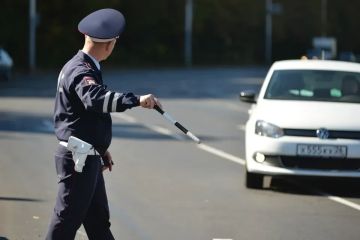 В Луганске наказали водителя, бросившего машину на тротуаре