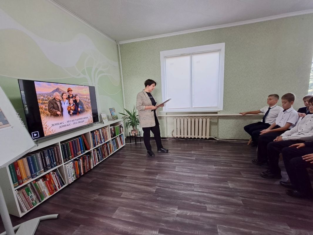 В Лутугинской Районной библиотеке для детей прошёл час информации «Донбасс – это не территория, Донбасс – это люди!» В Лутугинской Районной библиотеке для детей прошёл час информации «Донбасс – это не территория, Донбасс – это люди!»