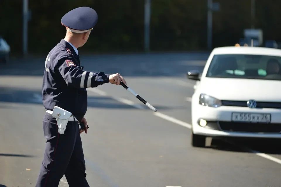 В Луганске наказали водителя, бросившего машину на тротуаре