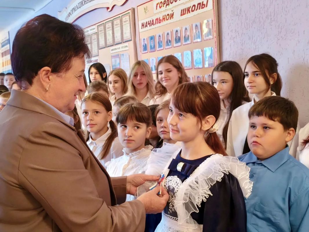 В Лутугинской средней школы №2 состоялось торжественное посвящение учеников 5 - х классов в пионеры В Лутугинской средней школы №2 состоялось торжественное посвящение учеников 5 - х классов в пионеры