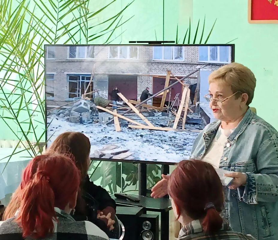 В Кировском историко-художественном музее для учащихся Кировского транспортного техникума состоялось познавательное мероприятие «Горжусь тобой, моя Россия», посвящённое Дню воссоединения ДНР, ЛНР, Запорожской и Херсонской... В Кировском историко-художественном музее для учащихся Кировского транспортного техникума состоялось познавательное мероприятие «Горжусь тобой, моя Россия», посвящённое Дню воссоединения ДНР, ЛНР, Запорожской и Херсонской...