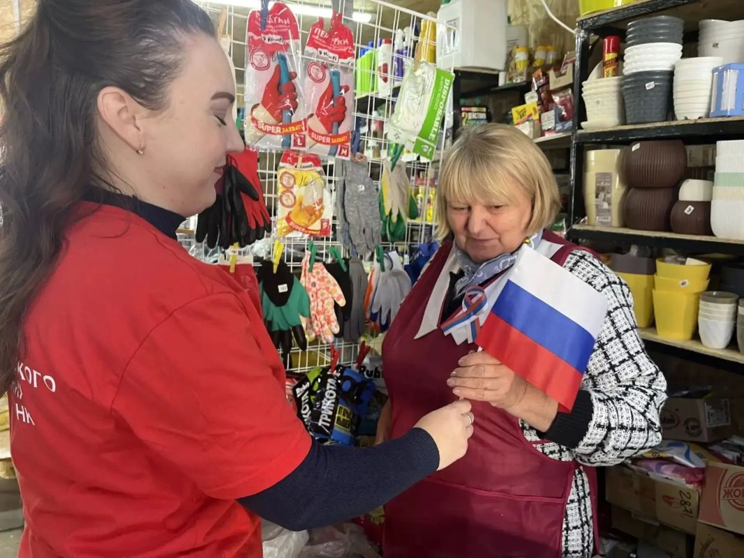 В Брянке прошла патриотическая акция ко Дню воссоединения: волонтёры раздали горожанам ленты триколора В Брянке прошла патриотическая акция ко Дню воссоединения: волонтёры раздали горожанам ленты триколора