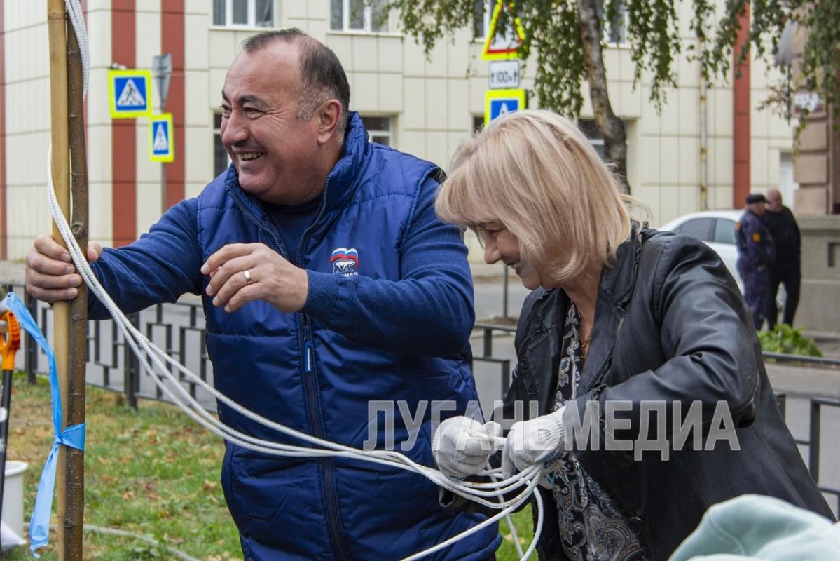 В Луганске заложили новую аллею в честь Дня воссоединения с Россией В Луганске заложили новую аллею в честь Дня воссоединения с Россией