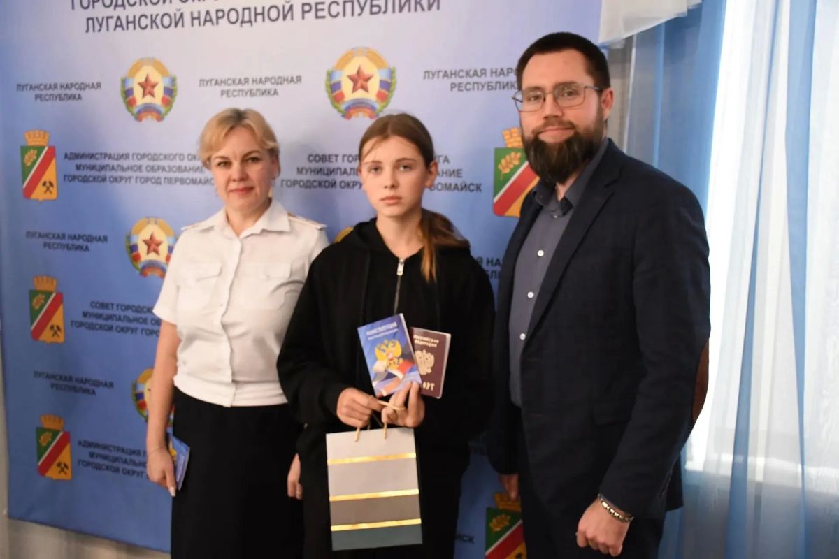 В преддверии важной даты — годовщины воссоединения новых регионов с Россией — в администрации городского округа состоялось событие, которое запомнится ребятам на всю жизнь В преддверии важной даты — годовщины воссоединения новых регионов с Россией — в администрации городского округа состоялось событие, которое запомнится ребятам на всю жизнь