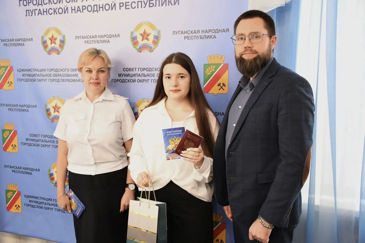 В преддверии важной даты — годовщины воссоединения новых регионов с Россией — в администрации городского округа состоялось событие, которое запомнится ребятам на всю жизнь В преддверии важной даты — годовщины воссоединения новых регионов с Россией — в администрации городского округа состоялось событие, которое запомнится ребятам на всю жизнь