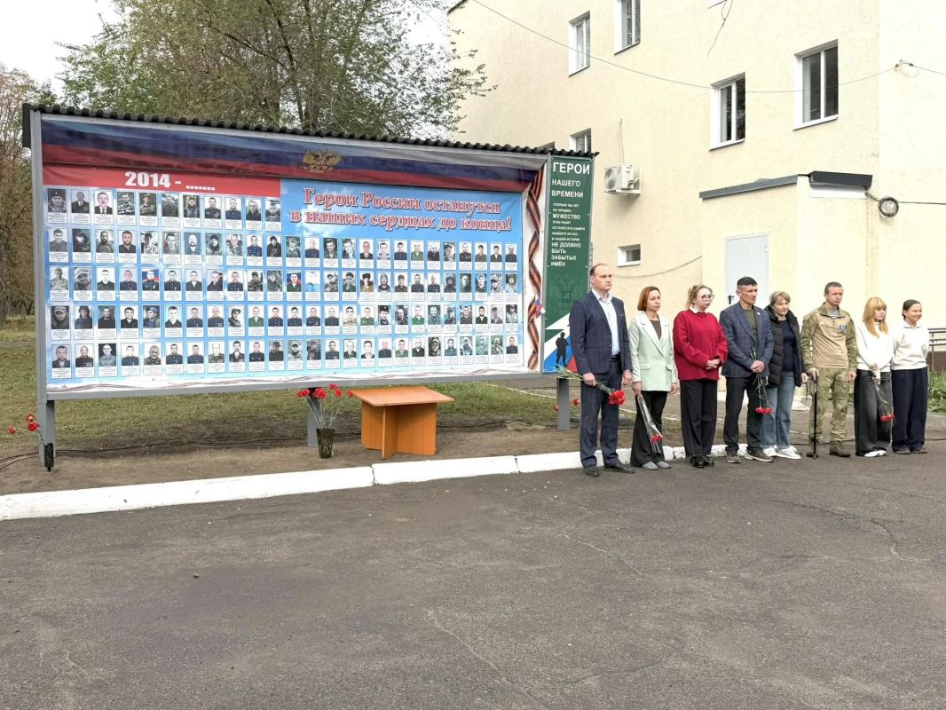 Сегодня, в День воссоединения новых регионов с Россией, на площади имени Ленина в Первомайске состоялась торжественная церемония открытия памятного стенда Сегодня, в День воссоединения новых регионов с Россией, на площади имени Ленина в Первомайске состоялась торжественная церемония открытия памятного стенда