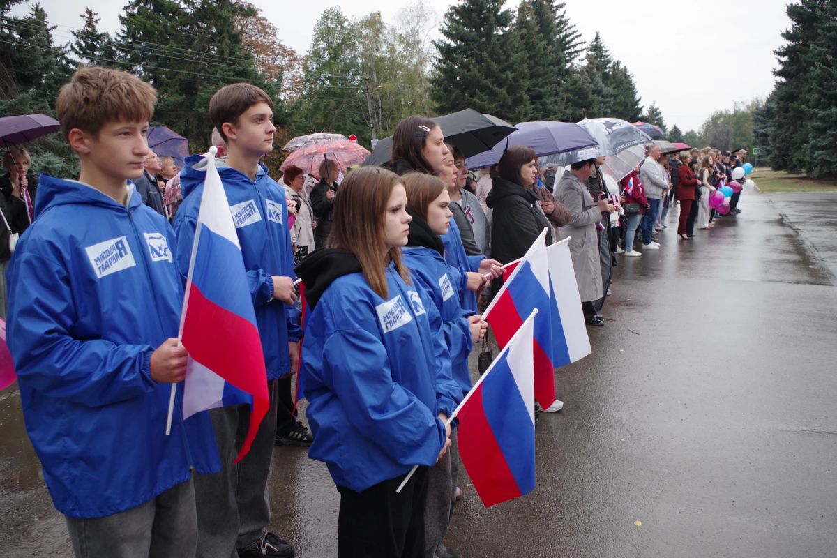 В Славяносербске прошел митинг в честь четвертой годовщины воссоединения с Россией В Славяносербске прошел митинг в честь четвертой годовщины воссоединения с Россией