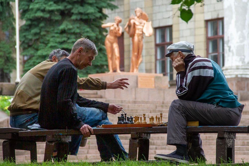 От звона колоколов до духовной музыки: Чем сейчас живет сквер на Красной площади в Луганске