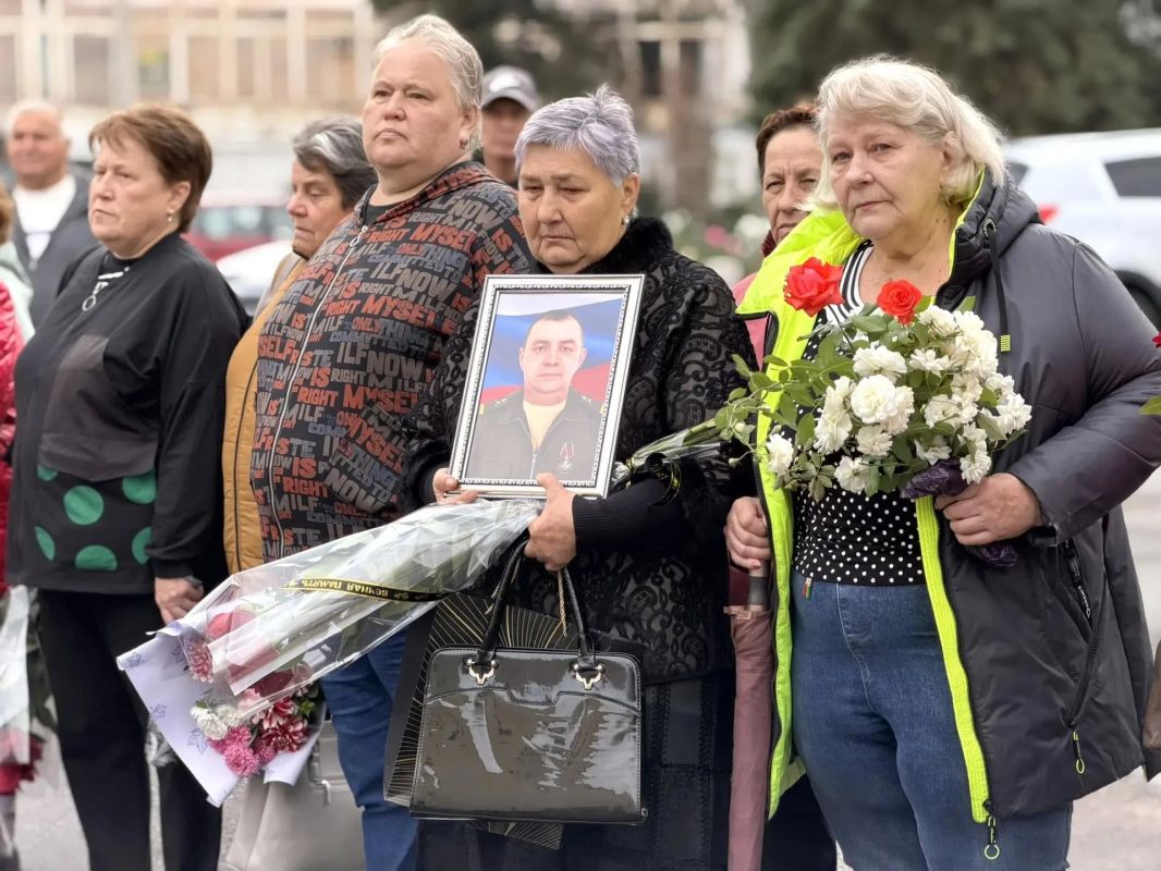 Сегодня, в День воссоединения новых регионов с Россией, на площади имени Ленина в Первомайске состоялась торжественная церемония открытия памятного стенда Сегодня, в День воссоединения новых регионов с Россией, на площади имени Ленина в Первомайске состоялась торжественная церемония открытия памятного стенда
