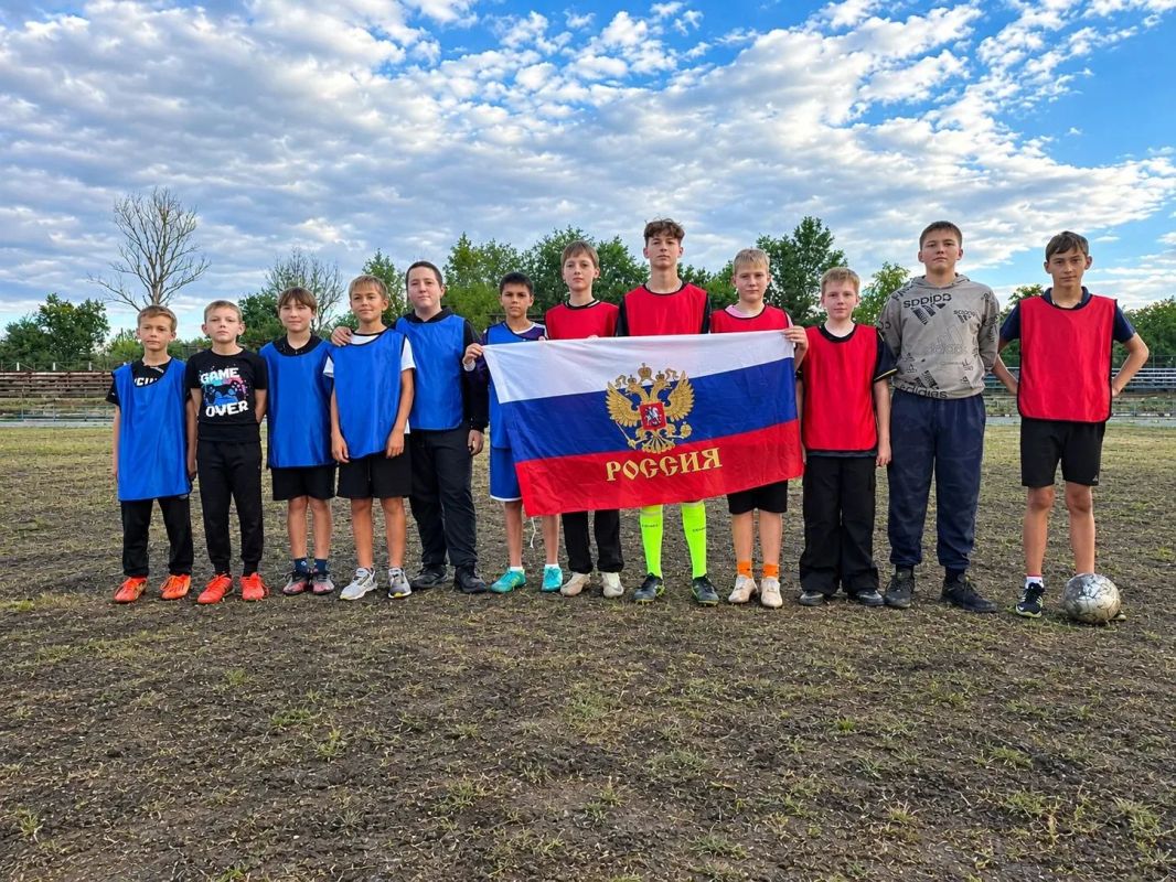 В поселке Новосветловка в рамках празднования Дня воссоединения состоялся товарищеский матч по минифутболу среди юношей