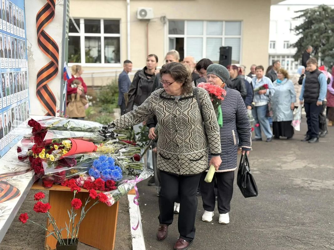 Сегодня, в День воссоединения новых регионов с Россией, на площади имени Ленина в Первомайске состоялась торжественная церемония открытия памятного стенда Сегодня, в День воссоединения новых регионов с Россией, на площади имени Ленина в Первомайске состоялась торжественная церемония открытия памятного стенда