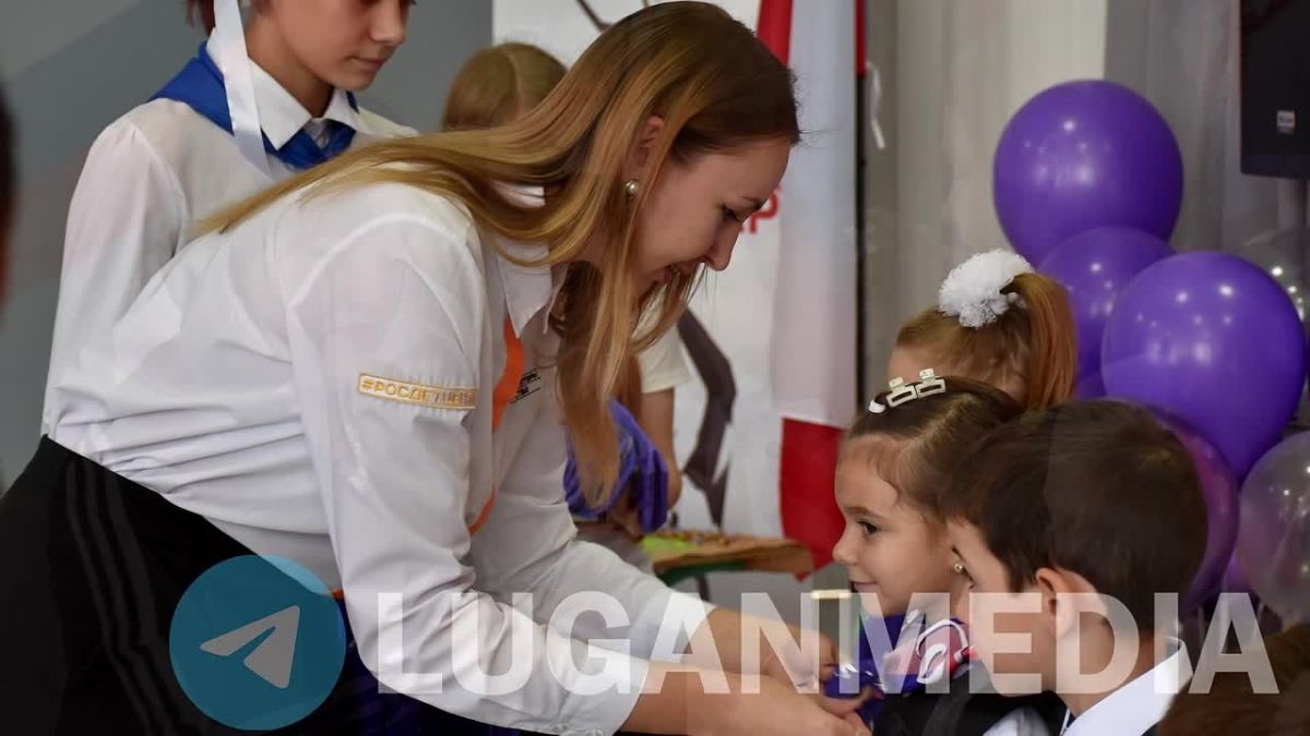 «Орлята-сентябрята» и пионеры Луганской Народной Республики приняли в свои ряды юных кировчан