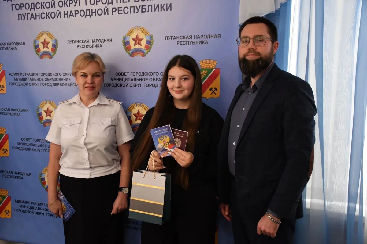 В преддверии важной даты — годовщины воссоединения новых регионов с Россией — в администрации городского округа состоялось событие, которое запомнится ребятам на всю жизнь В преддверии важной даты — годовщины воссоединения новых регионов с Россией — в администрации городского округа состоялось событие, которое запомнится ребятам на всю жизнь